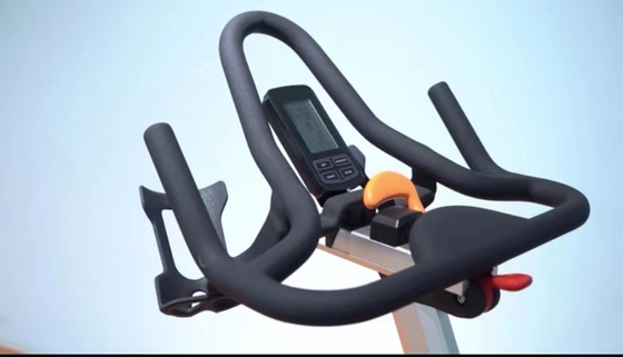 18kg Flywheel Εμπορικό περιστρεφόμενο ποδήλατο με αναδιπλούμενο σχεδιασμό και λειτουργία κατασκευής σώματος